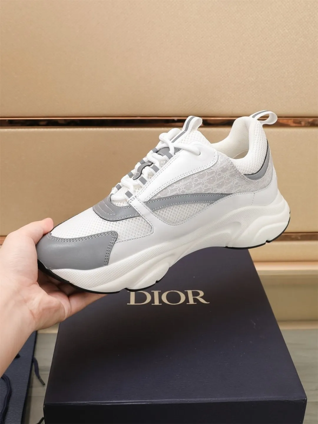Men's shoes 💰P460💰【Dior】Dior✨ is online at the same time👏 This casual sneaker is a new product in the series and continues Di*r's classic style. The upper is made of original mesh and cow leather, with a two-color textured outsole, and the brand's iconic details on the rear collar and heel to enhance the style. Fashionable and versatile. Wear it with jeans or slacks for a casual look. Size: 38-44 (45 customized)